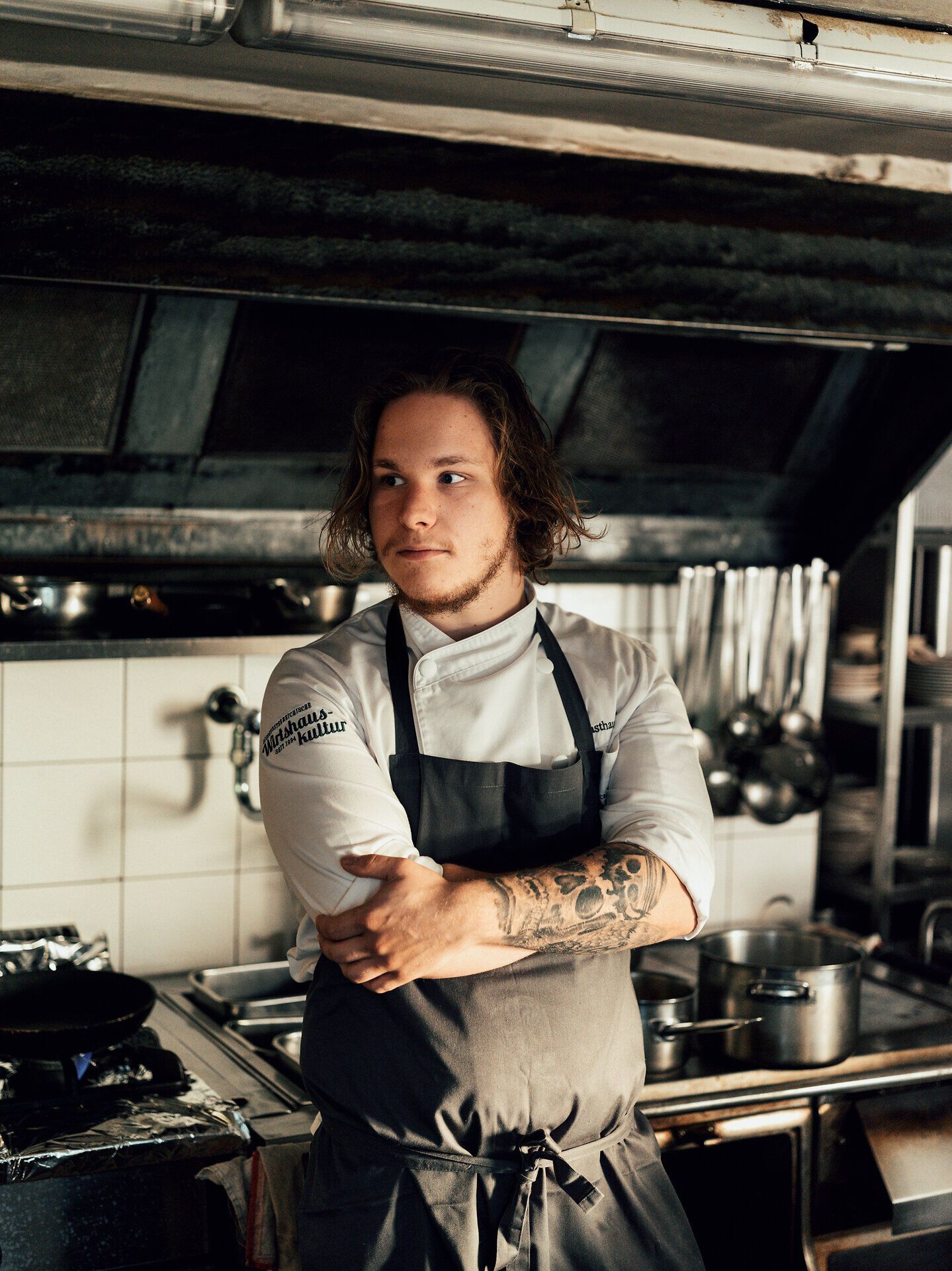 In der warmen Atmosphäre des Gasthauses Jell entfaltet sich der Duft von frisch zubereiteten Speisen, während die Gäste in geselliger Runde zusammenkommen. Die rustikale Einrichtung und die herzliche Gastfreundschaft laden dazu ein, die kulinarischen Köstlichkeiten der Region zu genießen und unvergessliche Momente zu erleben.