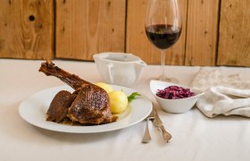 Gansl mit Erdäpfelknödel und Rotkraut, © Niederösterreich-Werbung/Rita Newman