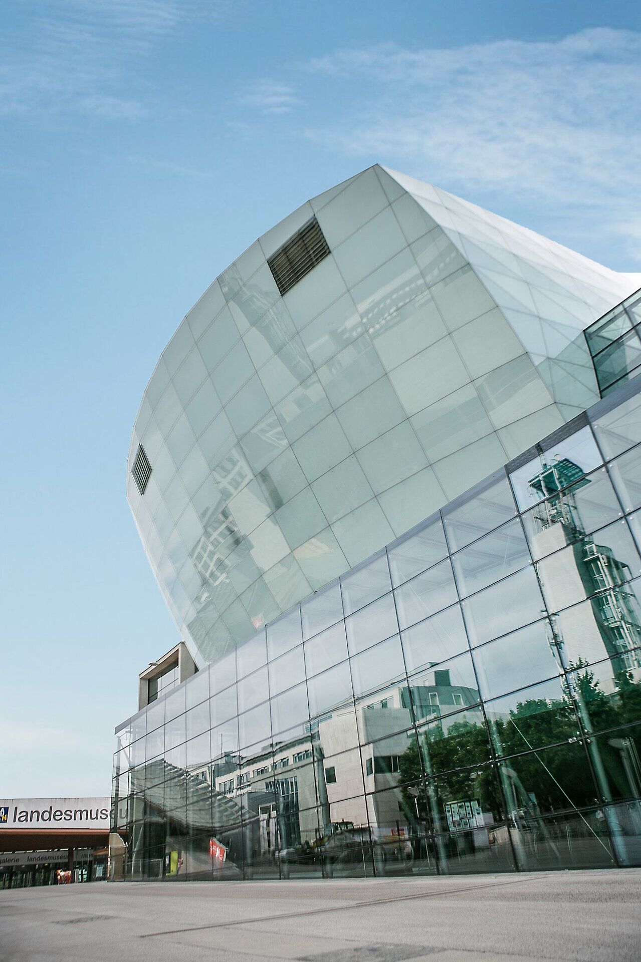 Das beeindruckende Festspielhaus in St. Pölten strahlt eine moderne Eleganz aus. Die gläserne Fassade reflektiert die umliegende Stadt und lädt Besucher ein, die kulturellen Höhepunkte zu entdecken, die hier stattfinden.