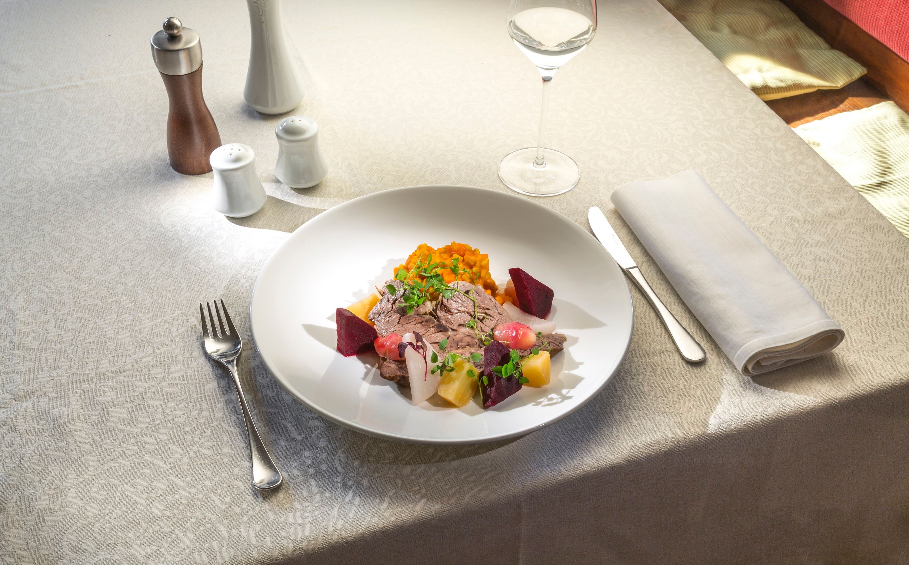 Gekochtes Rindfleisch mit Dinkelreis-Karotten-Risotto