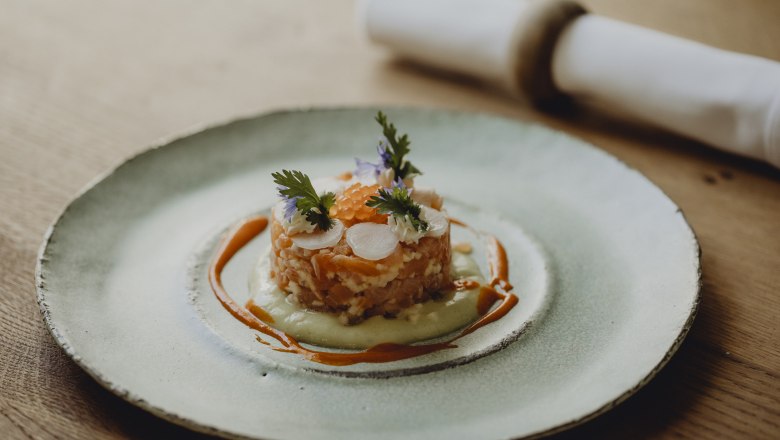 BIO Bachsaibling-Tatar mit Apfel und Sauerampfer-Öl, © Niederösterreich Werbung/ Sophie Menegaldo