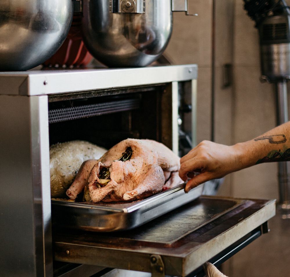 In der warmen Atmosphäre des Wirtshauses wird eine Gans zubereitet, die auf eine festliche Tafel wartet. Der Duft von frisch gebratenem Fleisch und Kräutern erfüllt den Raum und verspricht ein unvergessliches Geschmackserlebnis. Hier, im Herzen des Mostviertels, wird Tradition mit herzlicher Gastfreundschaft gelebt.
