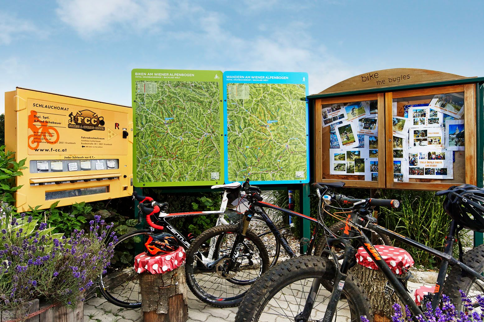 Fahrräder vor Infotafeln mit Wander- und Radwegen in den Wiener Alpen.