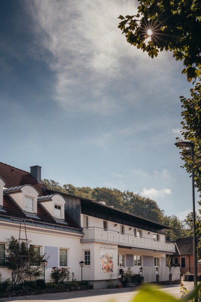 Ein traditionelles Geb&auml;ude unter einem sonnigen Himmel.