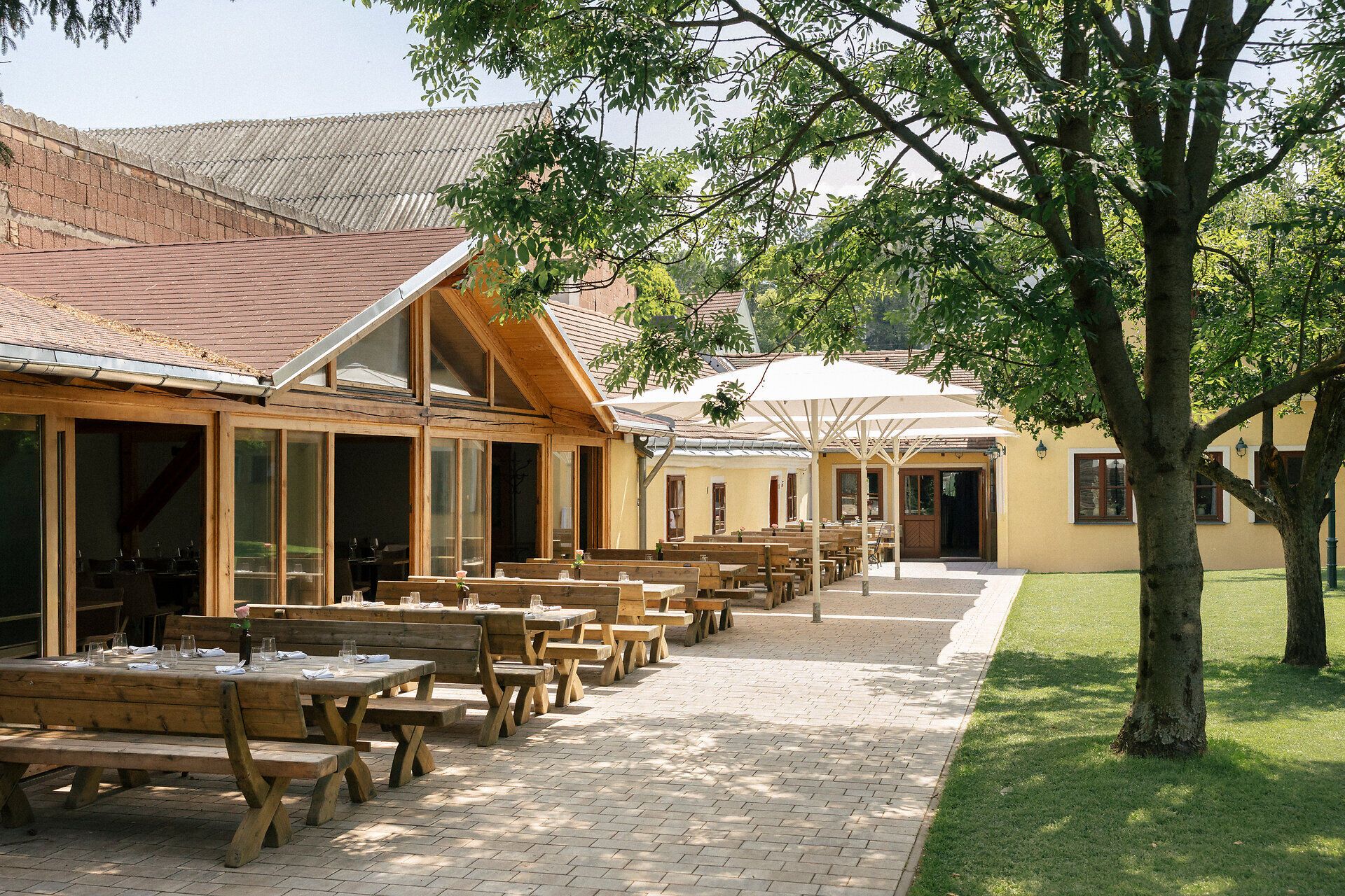 Gastgarten mit Holzgarnituren