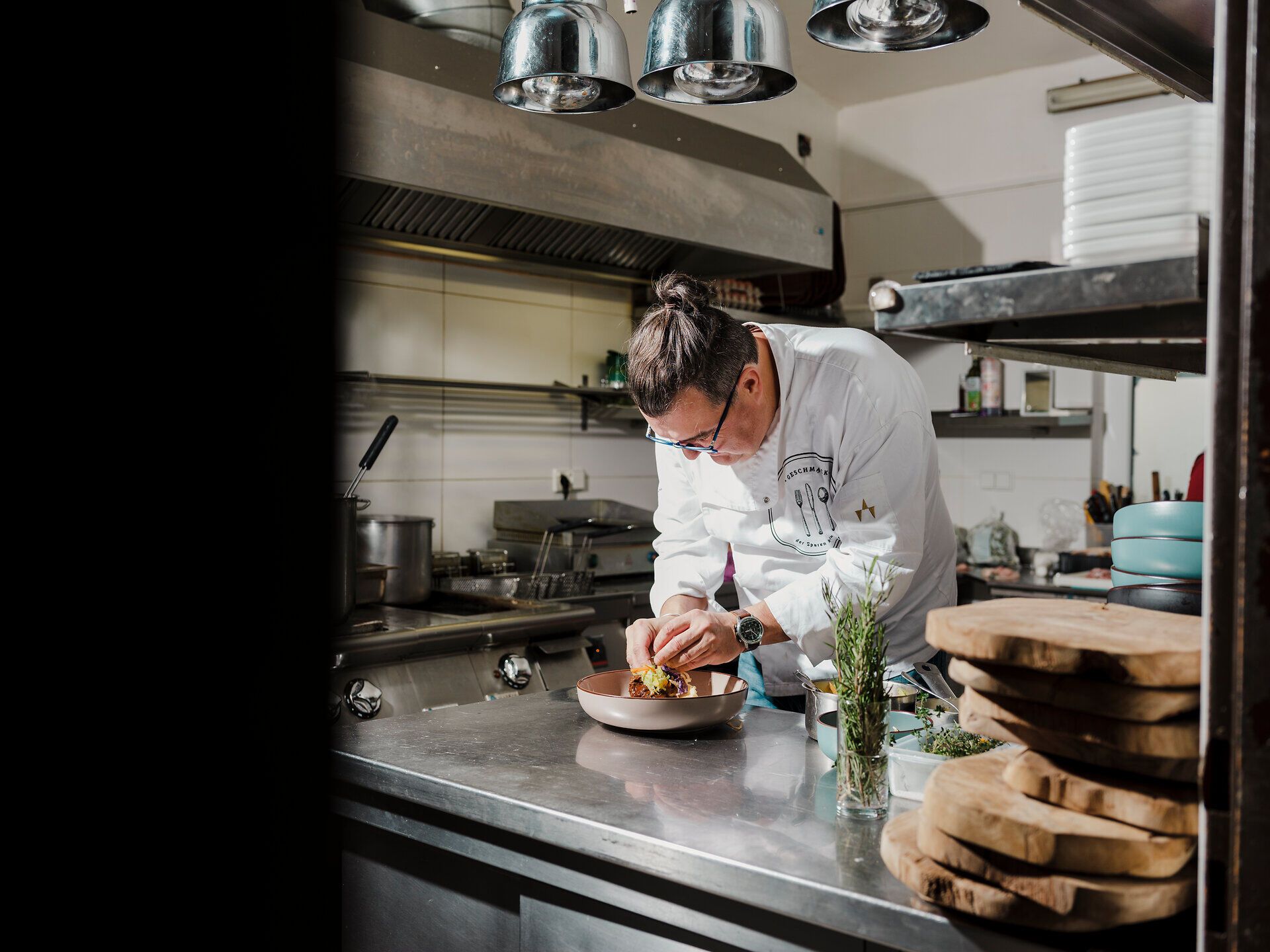In der einladenden Küche des DERjungWIRT zaubert der Wirt mit Hingabe ein kunstvolles Gericht. Frische Zutaten und kreative Ideen vereinen sich hier zu einem kulinarischen Erlebnis, das die Sinne verführt und die Tradition der Wirtshauskultur lebendig hält.