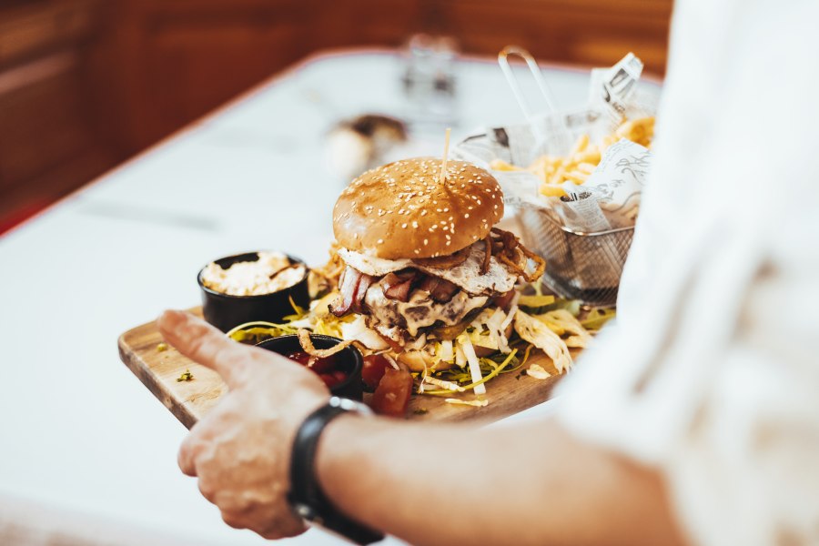 Regionaler Burger nach 7 Hirtner Art, © Niederösterreich Werbung/David Schreiber