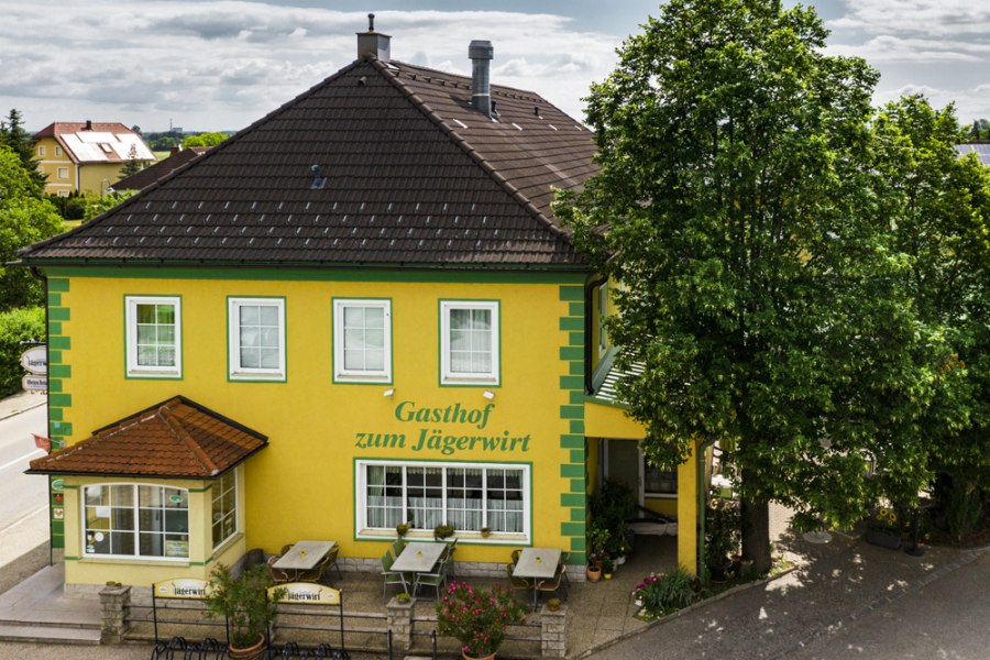 Gelber Gasthof mit gr&uuml;nen Akzenten, "Gasthof zum J&auml;gerwirt".
