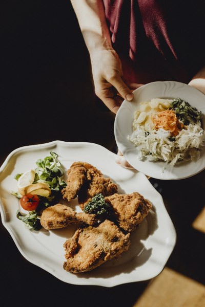 Ein Teller mit paniertem Backhendl und Salatbeilage.