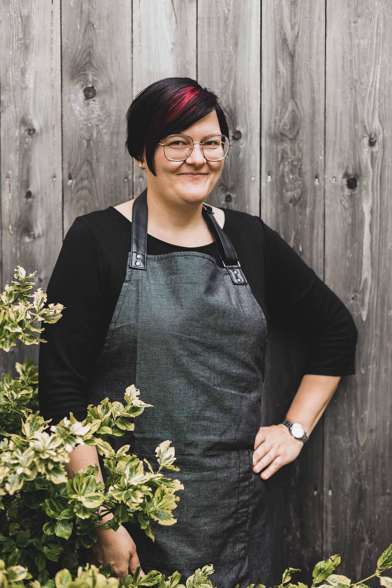 Inmitten der malerischen Landschaft des Mostviertels strahlt der Gasthof zur Post eine einladende Atmosphäre aus. Die Wirtin, mit einem freundlichen Lächeln, verkörpert die herzliche Wirtshauskultur Niederösterreichs und lädt Gäste ein, die regionalen Köstlichkeiten zu genießen. Umgeben von üppigem Grün und blühenden Pflanzen, ist dieser Ort ein perfekter Rückzugsort für Naturliebhaber und Feinschmecker.