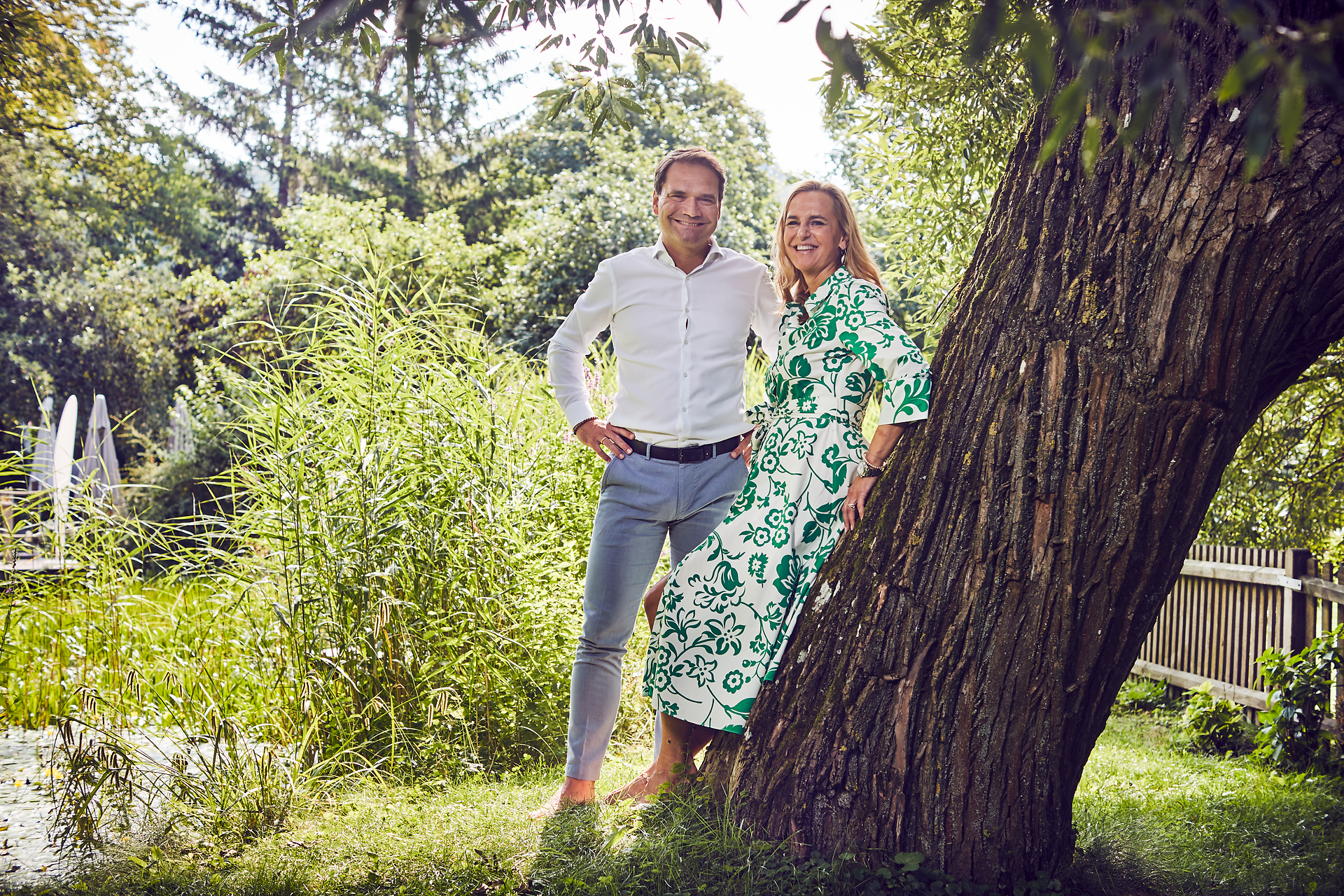 Inmitten eines üppigen Gartens strahlen Georg und Katharina Stocker eine herzliche Gastfreundschaft aus. Die sanfte Brise und das Zwitschern der Vögel schaffen eine einladende Atmosphäre, die zum Verweilen einlädt. Hier, wo Tradition und Natur harmonisch verschmelzen, erleben Besucher die wahre Wirtshauskultur Niederösterreichs.