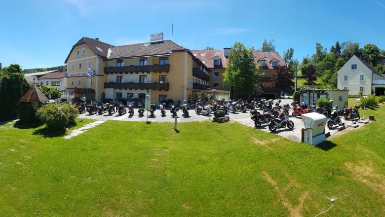 Hotel Waldviertler-Hof mit vielen geparkten Motorr&auml;dern davor.