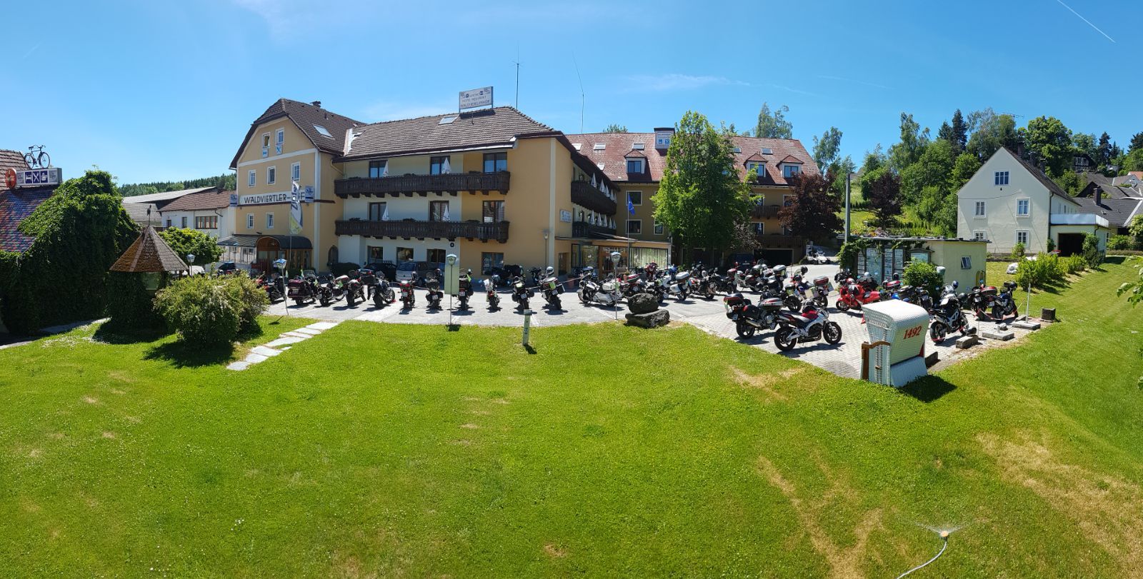 Hotel Waldviertler-Hof mit vielen geparkten Motorrädern davor.