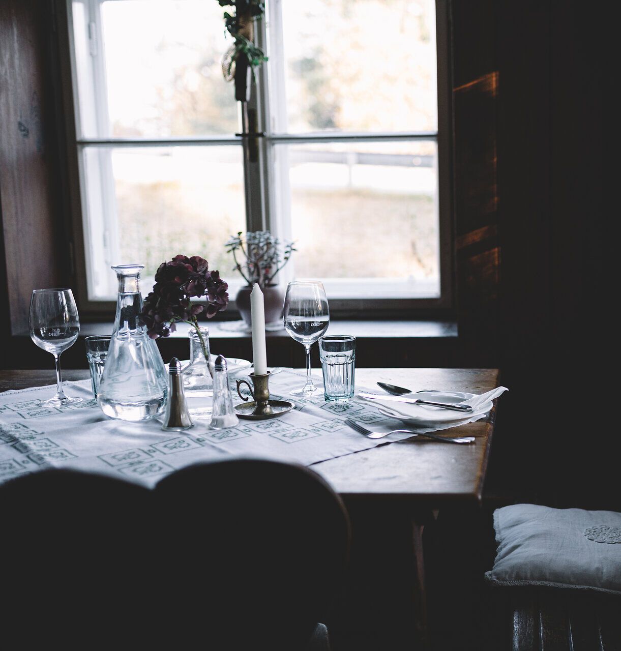 Ein einladender Tisch ist liebevoll gedeckt und strahlt Gemütlichkeit aus. Das sanfte Licht, das durch die Fenster strömt, schafft eine warme Atmosphäre, die zum Verweilen einlädt. Hier im Waldviertel wird die Wirtshauskultur lebendig und verspricht unvergessliche Genussmomente.