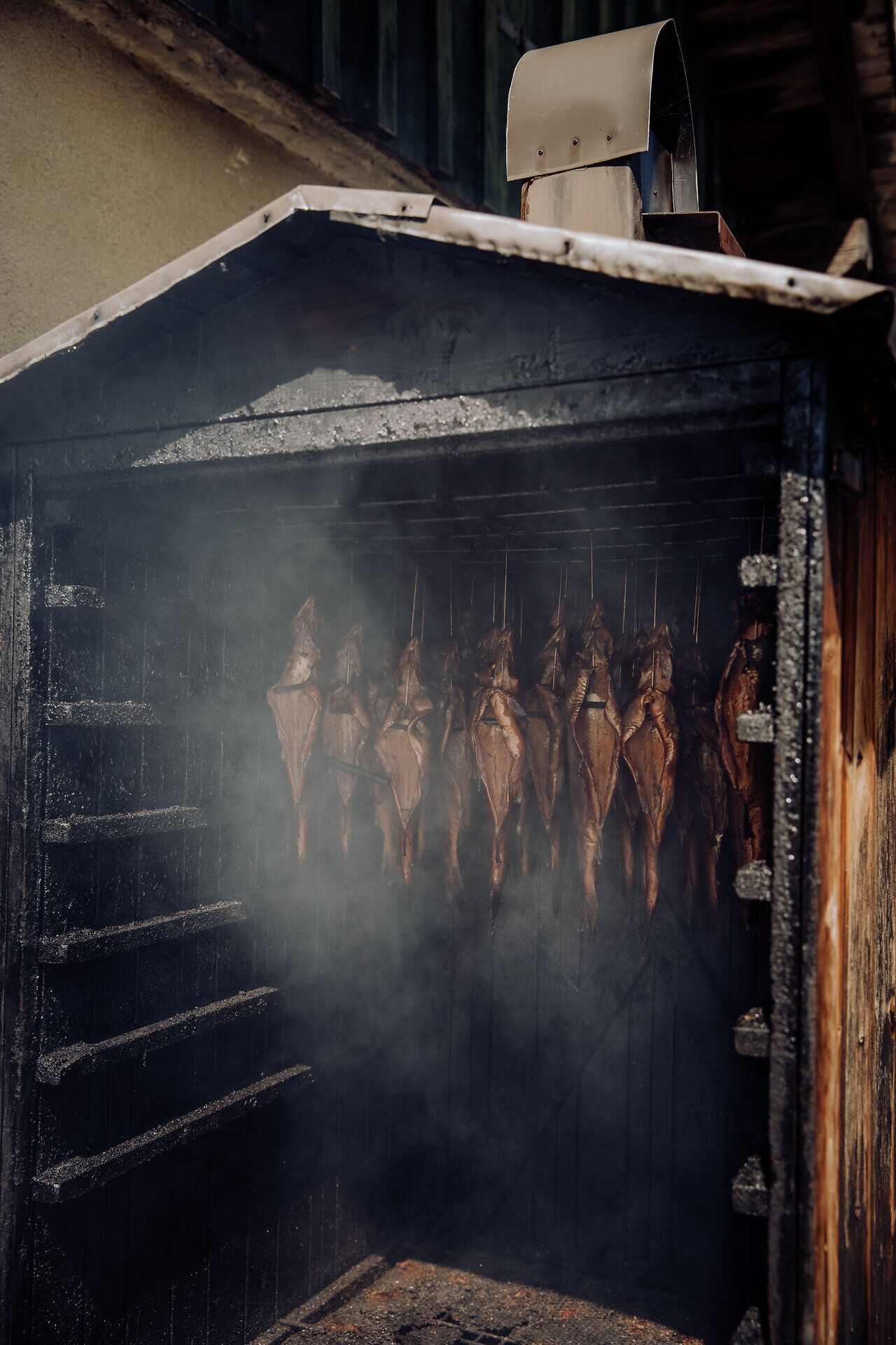 Der Räucherofen verströmt einen verlockenden Duft, während die frisch gefangenen Forellen sanft im Rauch garen. Hier, inmitten der idyllischen Landschaft des Mostviertels, erleben Besucher die traditionelle Wirtshauskultur hautnah und genießen die Aromen der Region.