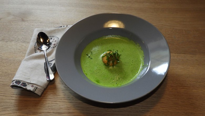 Bärlauchcremesuppe mit gebackenem Topfen, © Wirtshauskultur