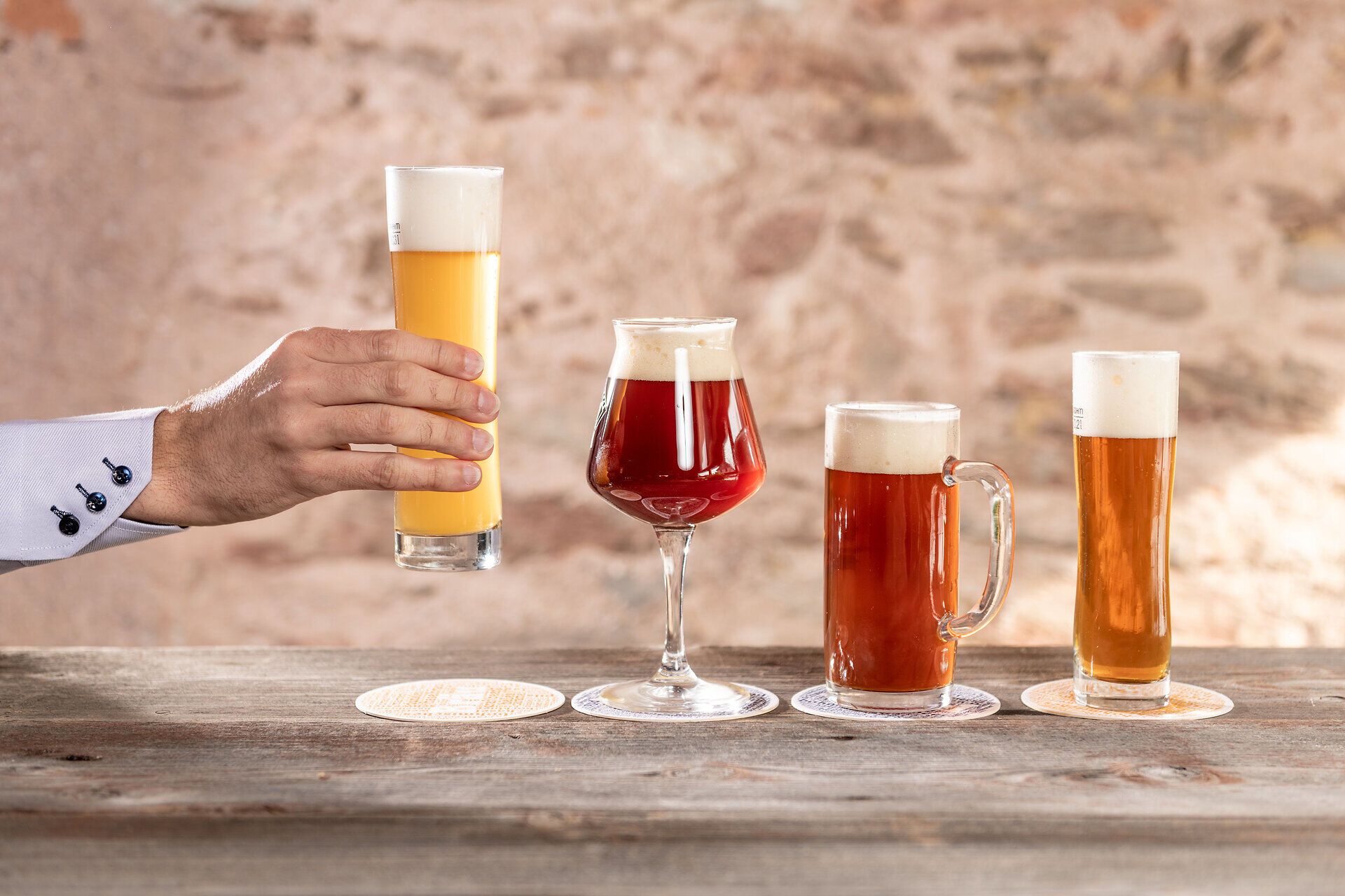 In der Wirtshausbrauerei Haselböck genießen Gäste eine erfrischende Auswahl an handgebrautem Bier, das in stilvollem Ambiente serviert wird. Die verschiedenen Biersorten, von hell bis dunkel, laden dazu ein, die Vielfalt der Braukunst zu entdecken und sich bei einem geselligen Beisammensein zu entspannen.