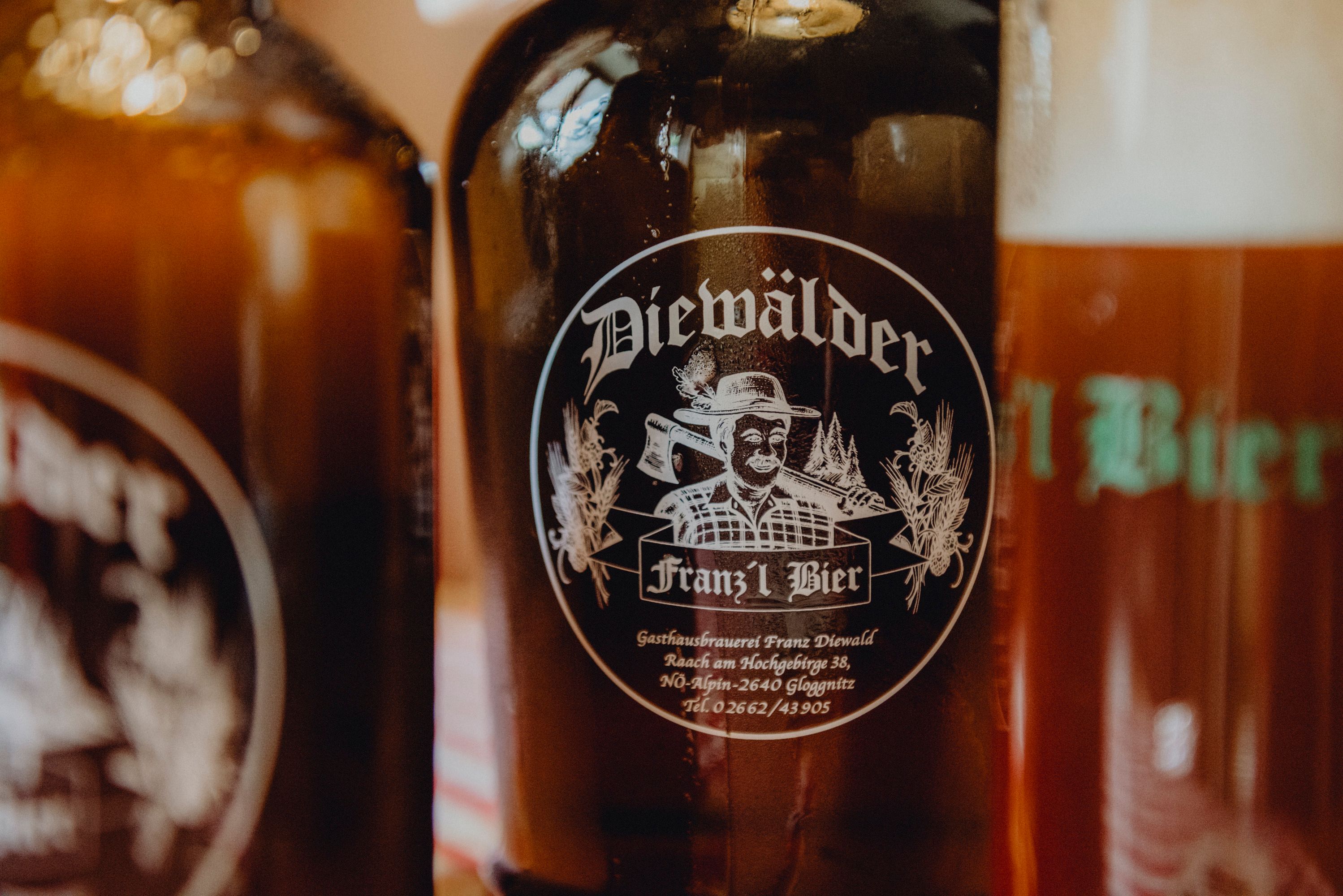 Nahaufnahme einer Bierflasche mit dem Etikett 'Diewälder Franz'l Bier'.