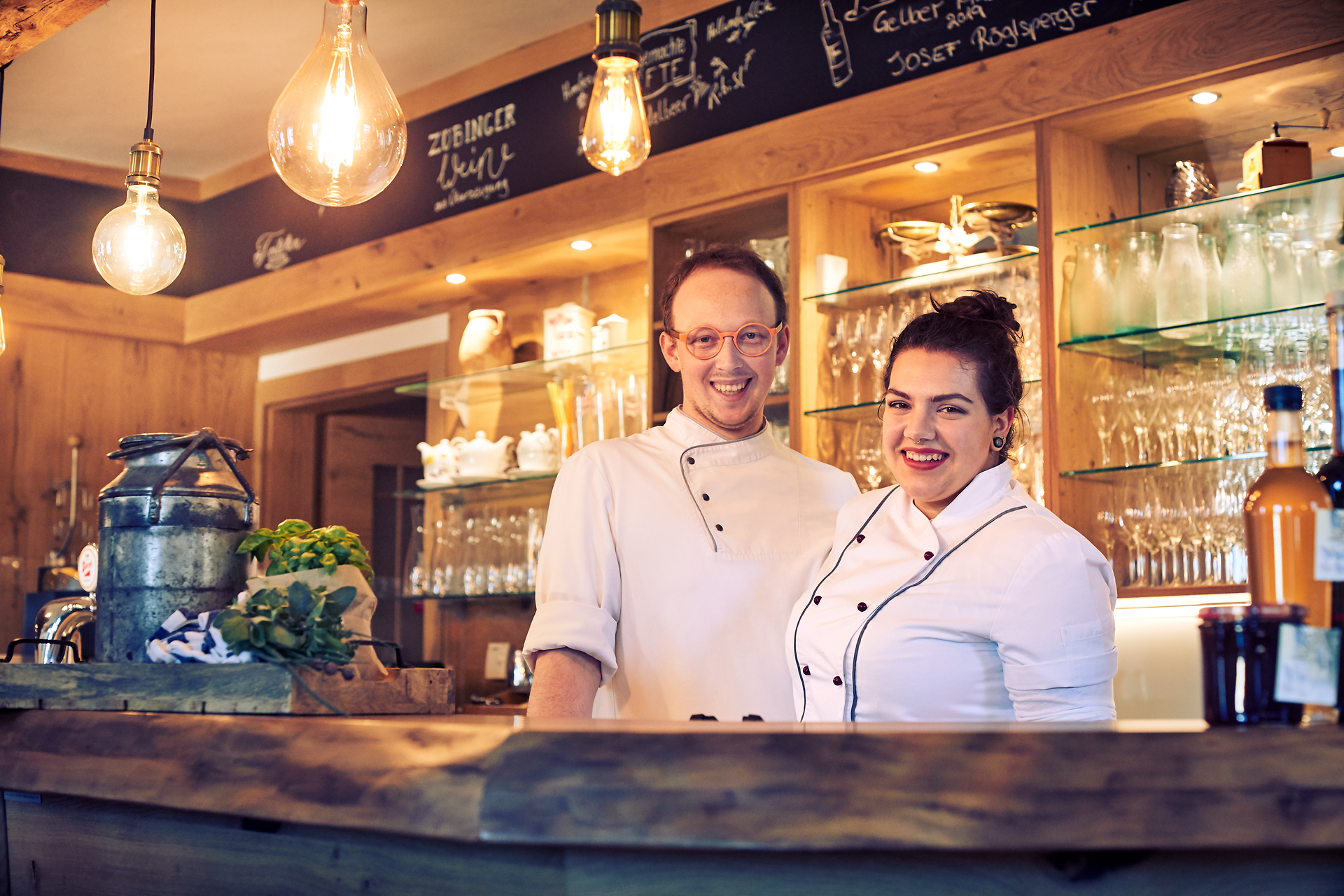 In der herzlichen Atmosphäre des Gasthauses Gutmann strahlen die Gastgeber Alice und Klaus Gutmann Freude und Gastfreundschaft aus. Die rustikale Einrichtung und die einladende Theke laden dazu ein, die kulinarischen Köstlichkeiten der Region zu genießen und sich von der Schönheit des Waldviertels verzaubern zu lassen.