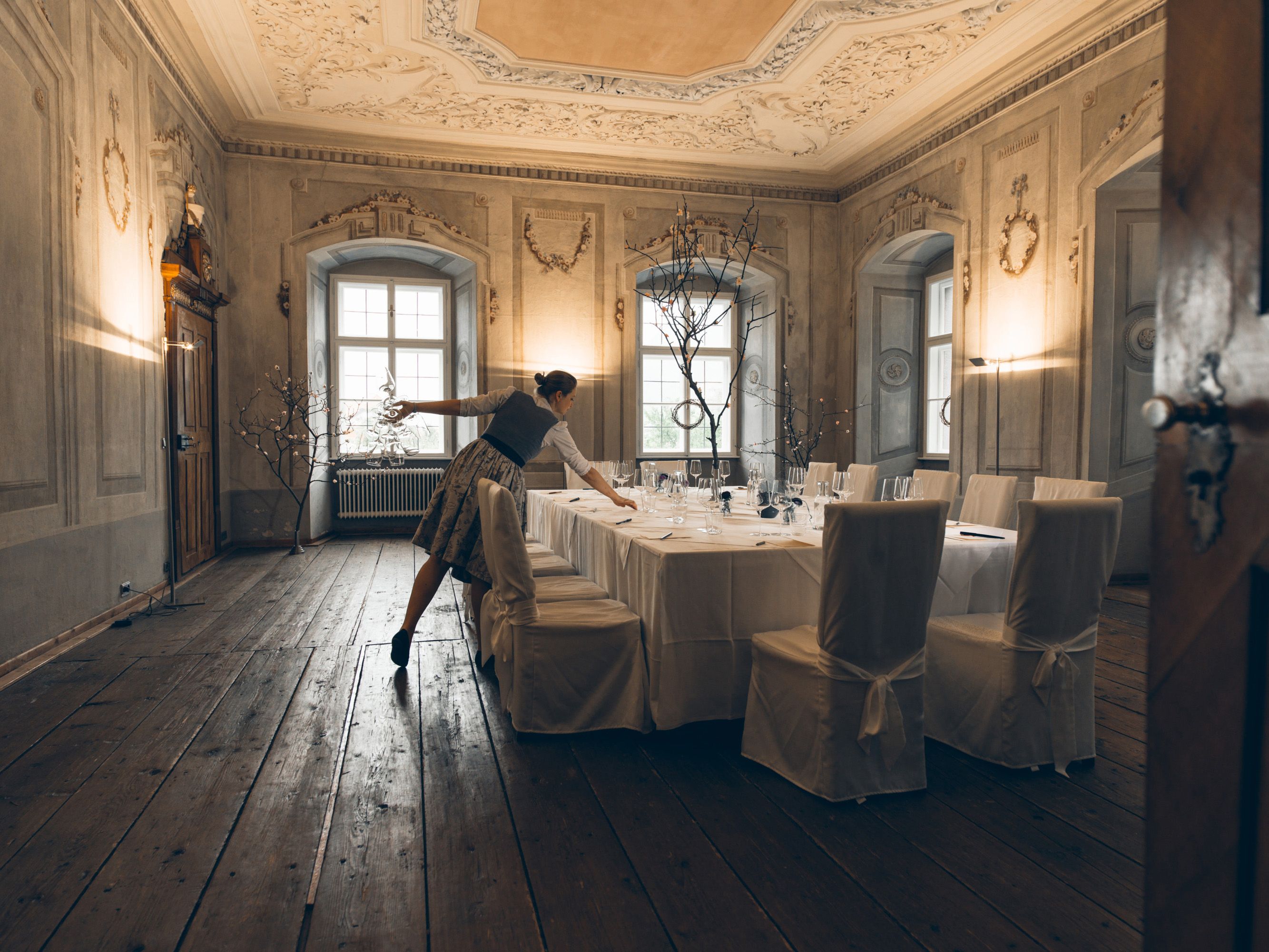 Eleganter Speisesaal mit gedecktem Tisch und Bedienungspersonal.