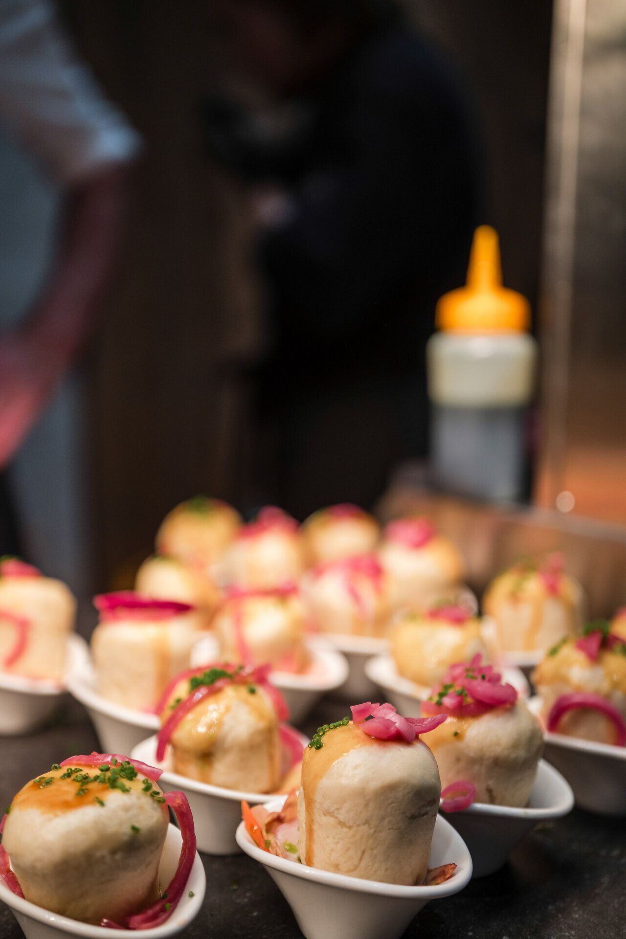 Kleine gefüllte Austro Germ-Bun mit Pilzfüllung, Rhabarber Kimchi, Bio Kürbiskernshoyu aus NÖ, Chicorée und, roten Zwiebeln vom Hotel-Restaunrant zur Post aus Melk beim Fest der Wirtshauskultur Niederösterreich 2026