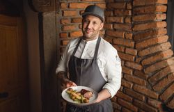 In der gemütlichen Gaststube des Bachlerhofs wird eine herzliche Atmosphäre geschaffen, in der sich Gäste wie zu Hause fühlen. Der Wirt Stefan Bachler präsentiert stolz seine köstlichen Schweinemedaillons, die mit frischen, regionalen Zutaten zubereitet werden. Hier im Mostviertel genießen Besucher nicht nur kulinarische Köstlichkeiten, sondern auch die Gastfreundschaft der Region.