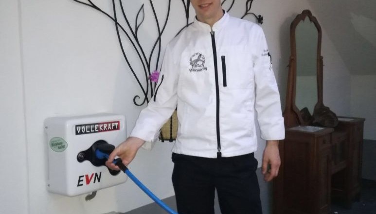 Roman Siebenhandl steht neben der E-Ladestation