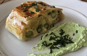 Frühlingsbote: Knuspriger Spargelstrudel, © Wirtshauskultur