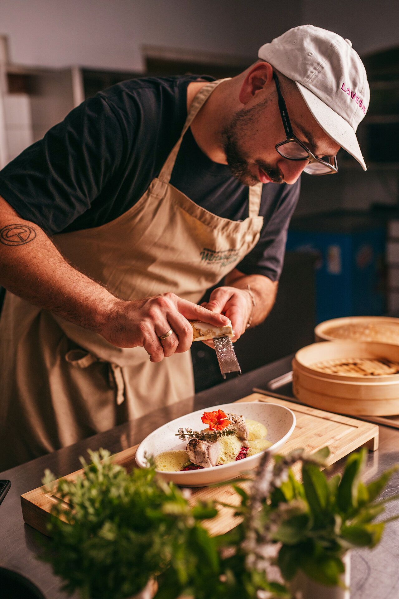 In der warmen Atmosphäre des Gasthauses Pils zaubert der talentierte Koch mit Hingabe exquisite Gerichte. Frische Kräuter und sorgfältig ausgewählte Zutaten verleihen den Speisen einen einzigartigen Geschmack, während die einladende Umgebung zum Verweilen einlädt.