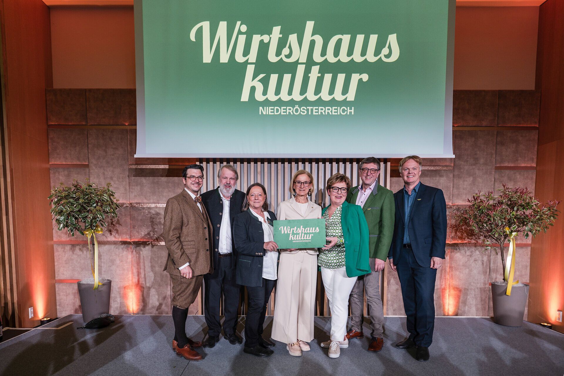 v.l.n.r. Hartmuth Rameder – Obmann der Wirtshauskultur Niederösterreich, Martin und Monika Huber, Landeshauptfrau Johanna Mikl-Leitner, Monika und Josef Hag, Michael Duscher – Geschäftsführer der Niederösterreich Werbung 