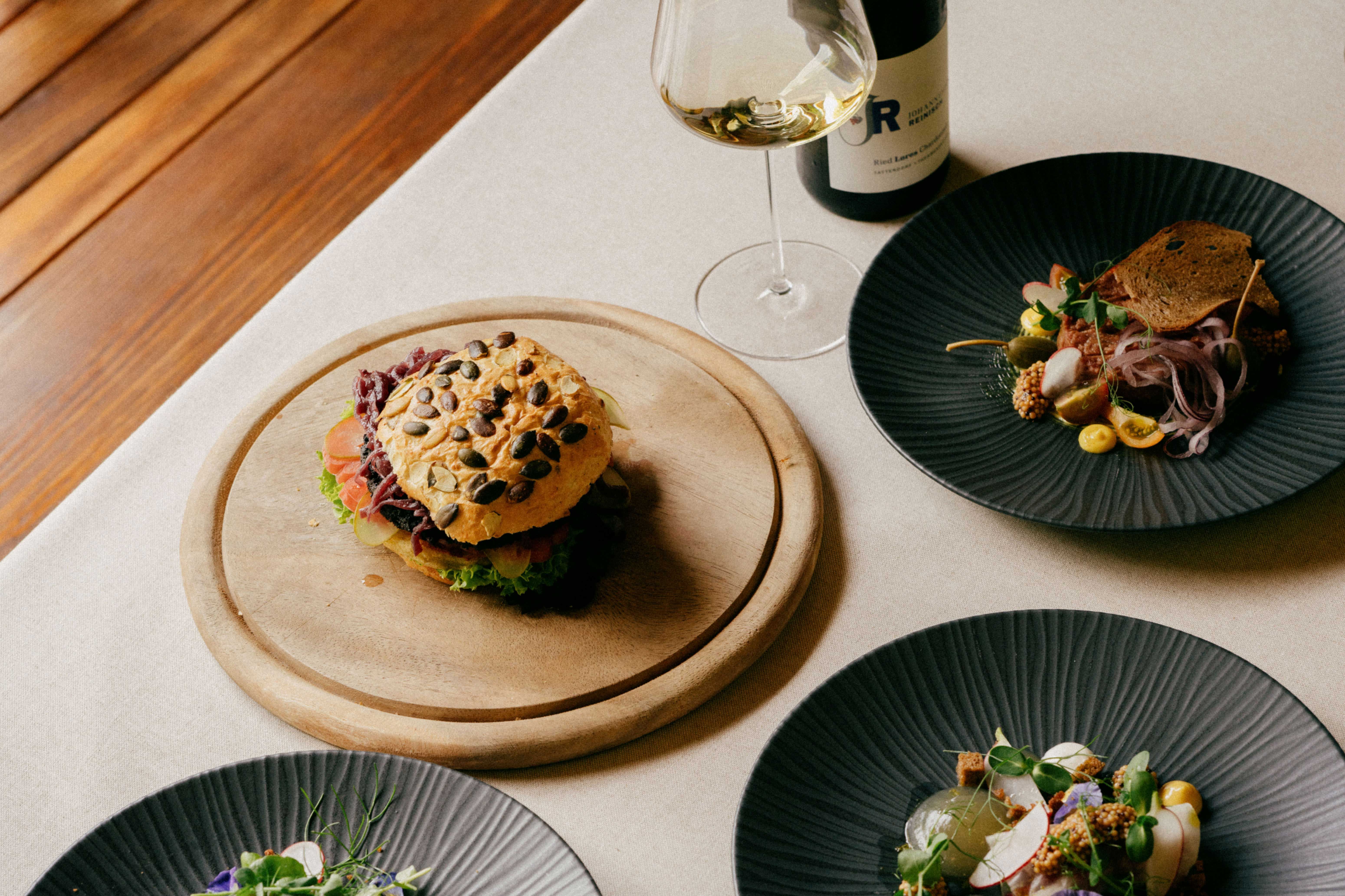 Gourmet-Gerichte auf einem Tisch mit Wein.
