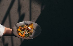 Rosa Schweinsfilet im Bauchspeckmantel mit B&auml;rlauchrisotto, buntem Gem&uuml;se, Maisgrie&szlig;-Souflee, Cognacsaftl, &copy; Daniela F&uuml;hrer