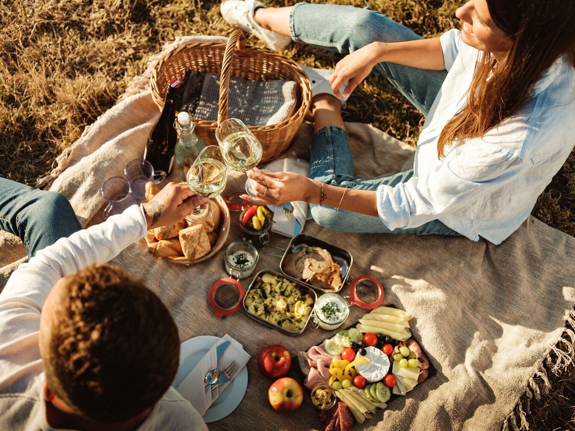Ein romantisches Picknick im Weinviertel lädt dazu ein, die Seele baumeln zu lassen. Umgeben von sanften Weinbergen und der warmen Sonne, genießen die Gäste köstliche Speisen und erfrischenden Wein. Die entspannte Atmosphäre und die malerische Landschaft schaffen unvergessliche Momente.