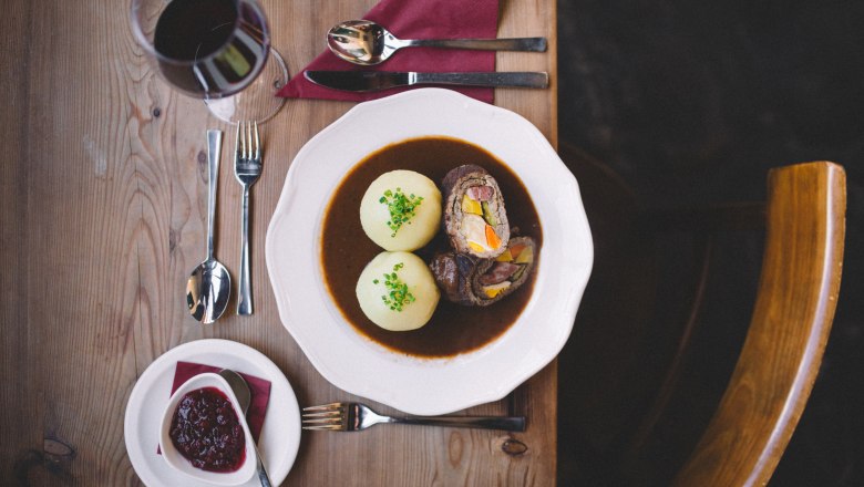 Gefüllte Rindsroulade mit Erdäpfelknödel, © Niederösterreich Werbung/ Mara Hohla