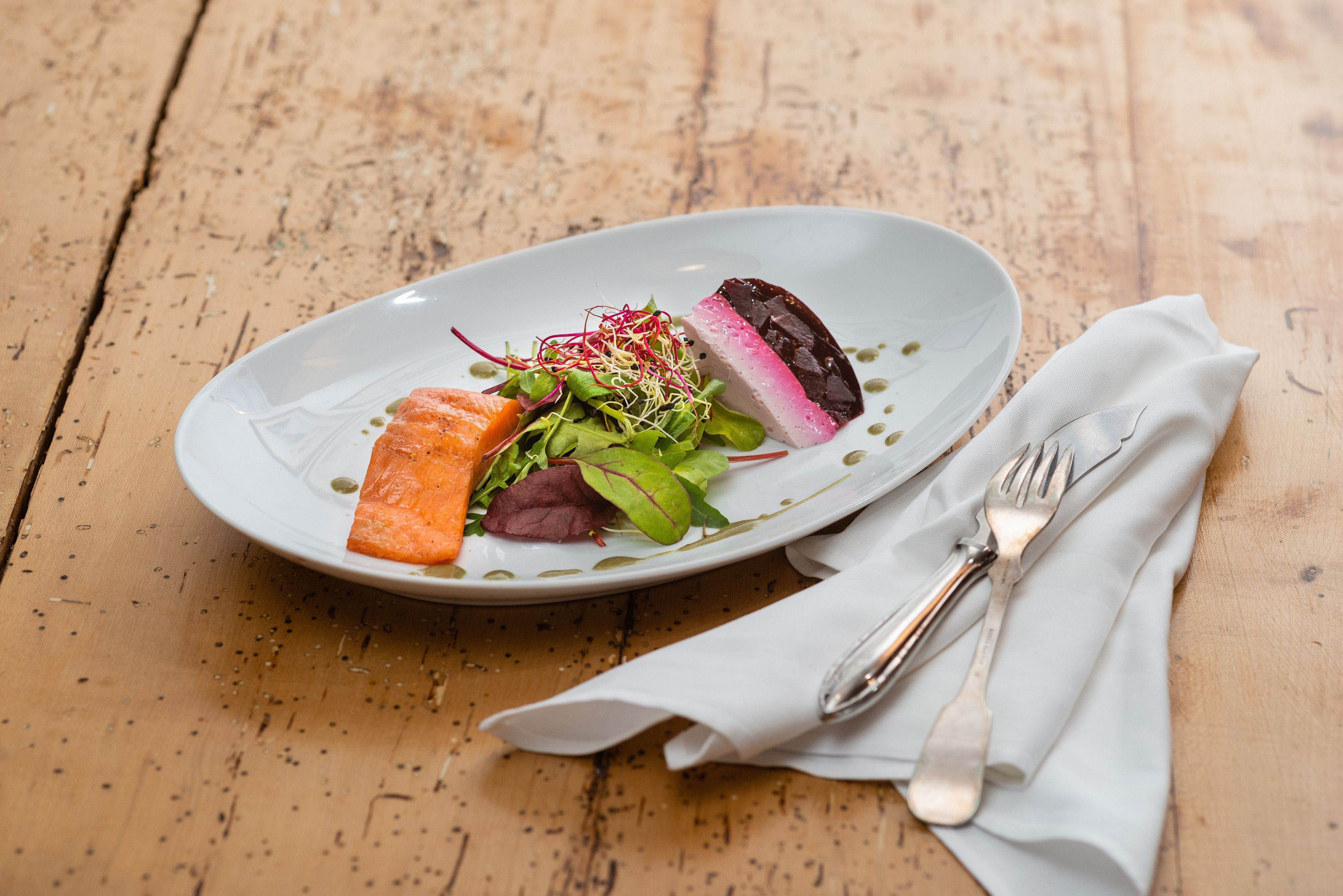 Gebeiztes Lachsforellenfilet mit Rote Rüben-Kren-Terrine