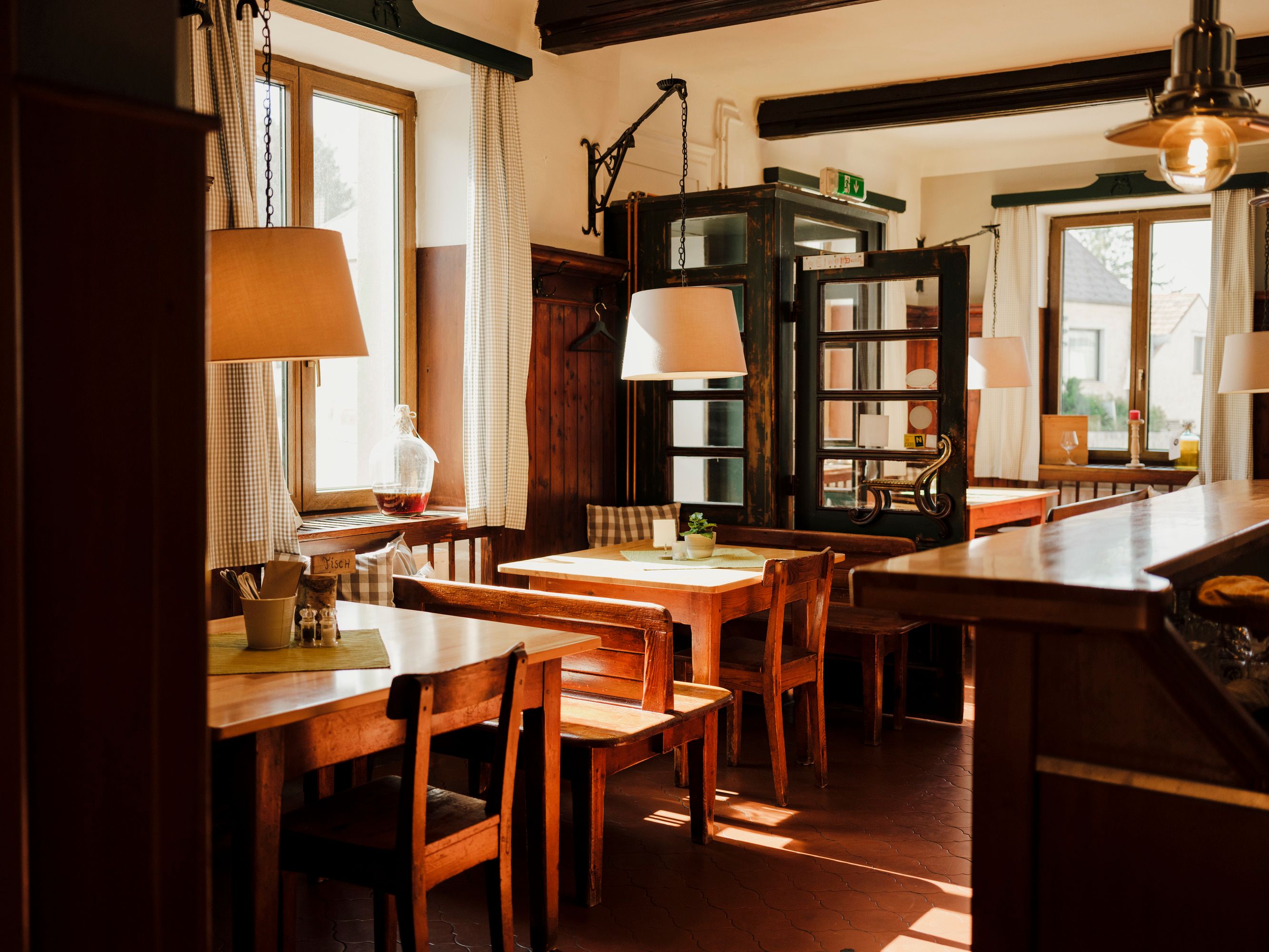 Gemütliche, rustikale Gaststube mit Holzmöbeln.