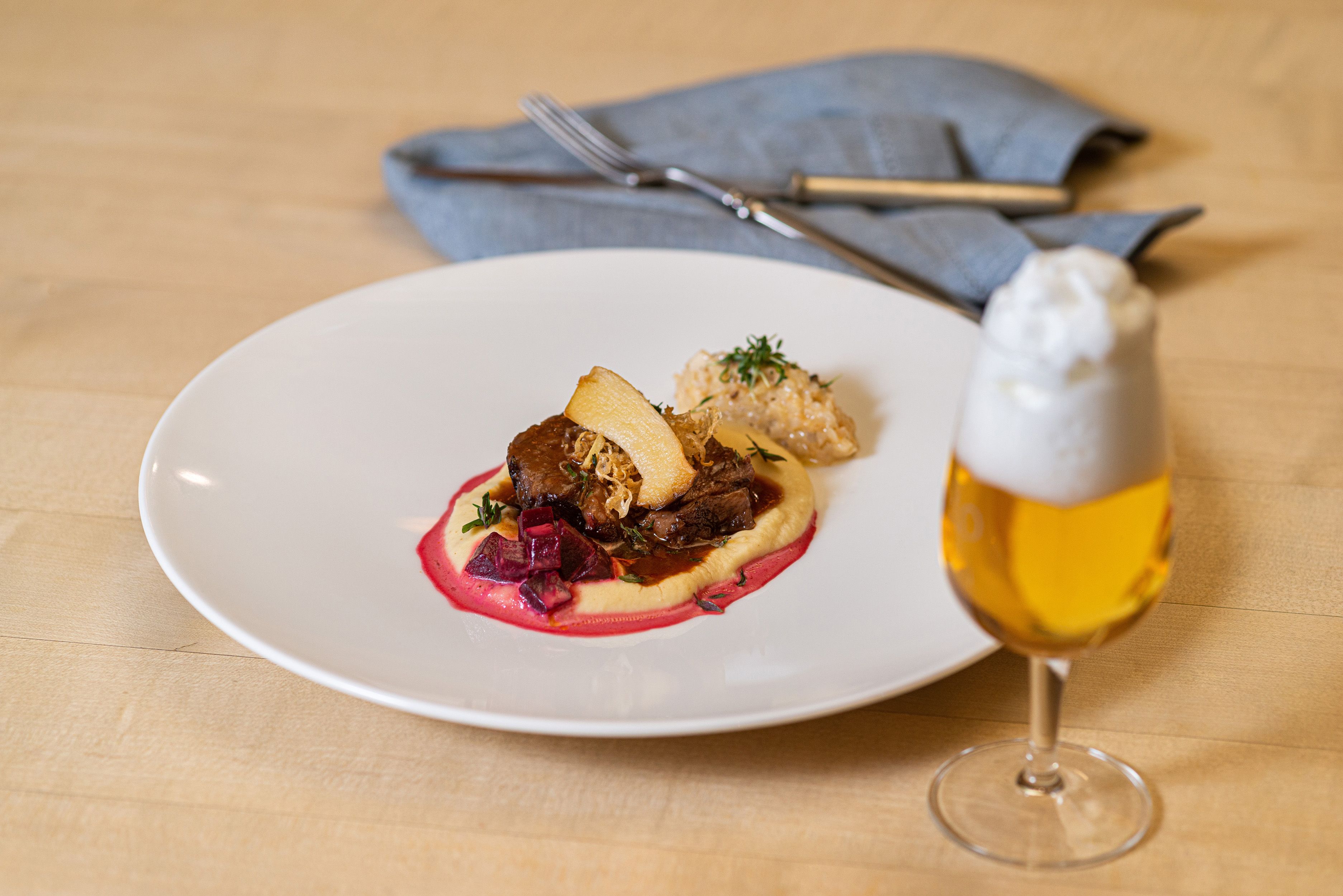 Geschmortes Vorderviertel vom Wagyu Rind, Pastinaken, Rote Rüben Ragout