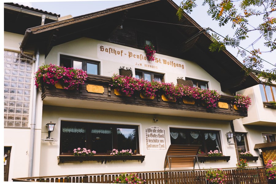 Gasthof-Pension St. Wolfgang mit Blumen geschm&uuml;cktem Balkon in Kirchberg am Wechsel.