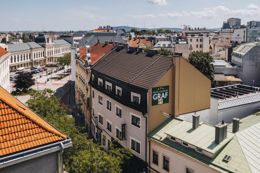 Luftaufnahme eines Hotel-Gasthofs in St. P&ouml;lten mit umliegenden Geb&auml;uden und Stra&szlig;en.