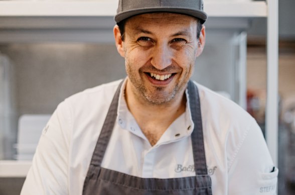 Portrait Wirt Stefan Bachler beim Zubereiten der Gansl-Knödel