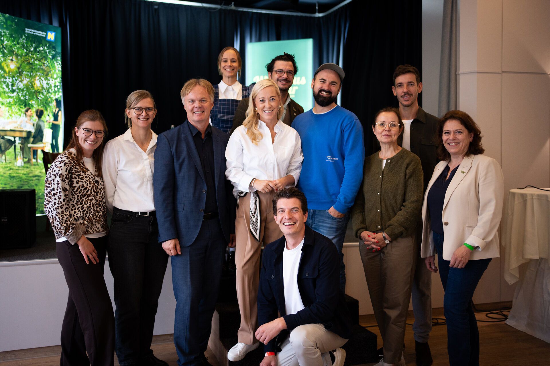 Gruppenfoto beim Branchentag der Wirtshauskultur Niederösterreich mit Tanja Schicker-Mathe, Theresia Palmetzhofer, Michael Duscher, Kira Schinko, Sabine Kronberger, Hartmuth Rameder, Daniel Schicker-Mathe, Lukas Nagl, Karin Rosenberger, Daniel Anthes und Doris Schreiber.