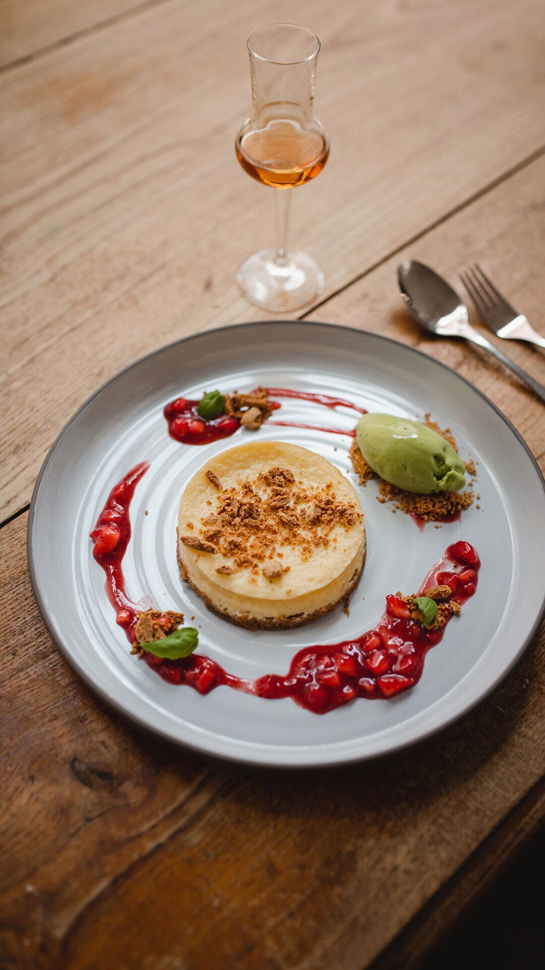 Ein köstlicher Cheesecake, kunstvoll angerichtet und umgeben von fruchtiger Sauce, lädt zum Genießen ein. Dazu ein erfrischendes Sorbet, das die Sinne belebt und die süßen Aromen perfekt ergänzt. Diese Delikatesse verspricht einen unvergesslichen Moment in der Wirtshauskultur Niederösterreich.