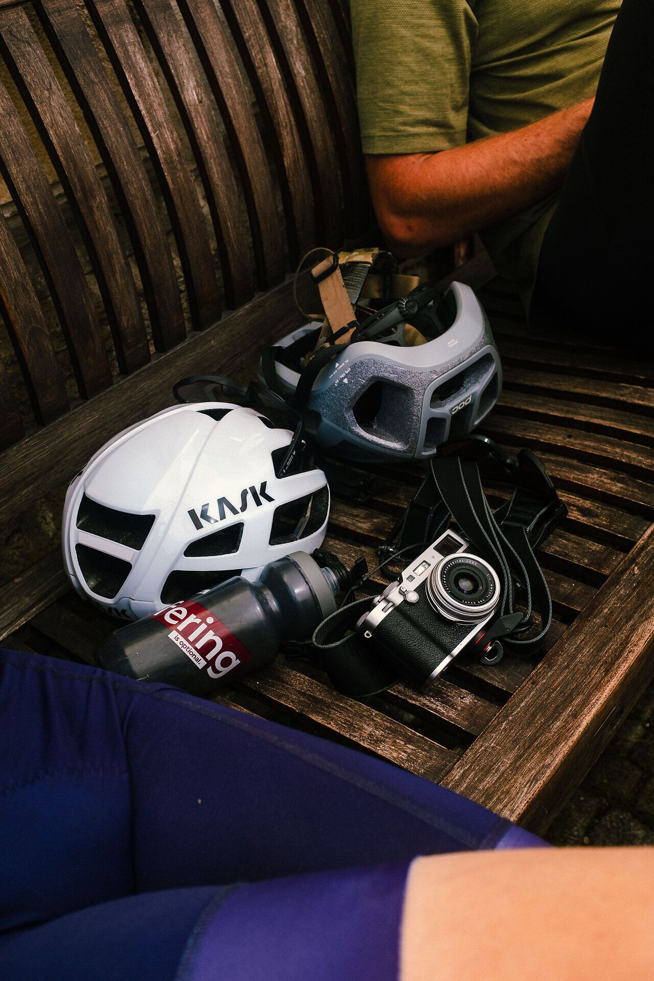 Ein entspannter Moment in der Natur, wo die Ausrüstung für das Abenteuer bereitliegt. Die Helme und die Kamera zeugen von aufregenden Erlebnissen, während die sanfte Holzbank zum Verweilen einlädt. Hier, umgeben von der Schönheit der Landschaft, wird die Vorfreude auf die nächsten Schritte spürbar.