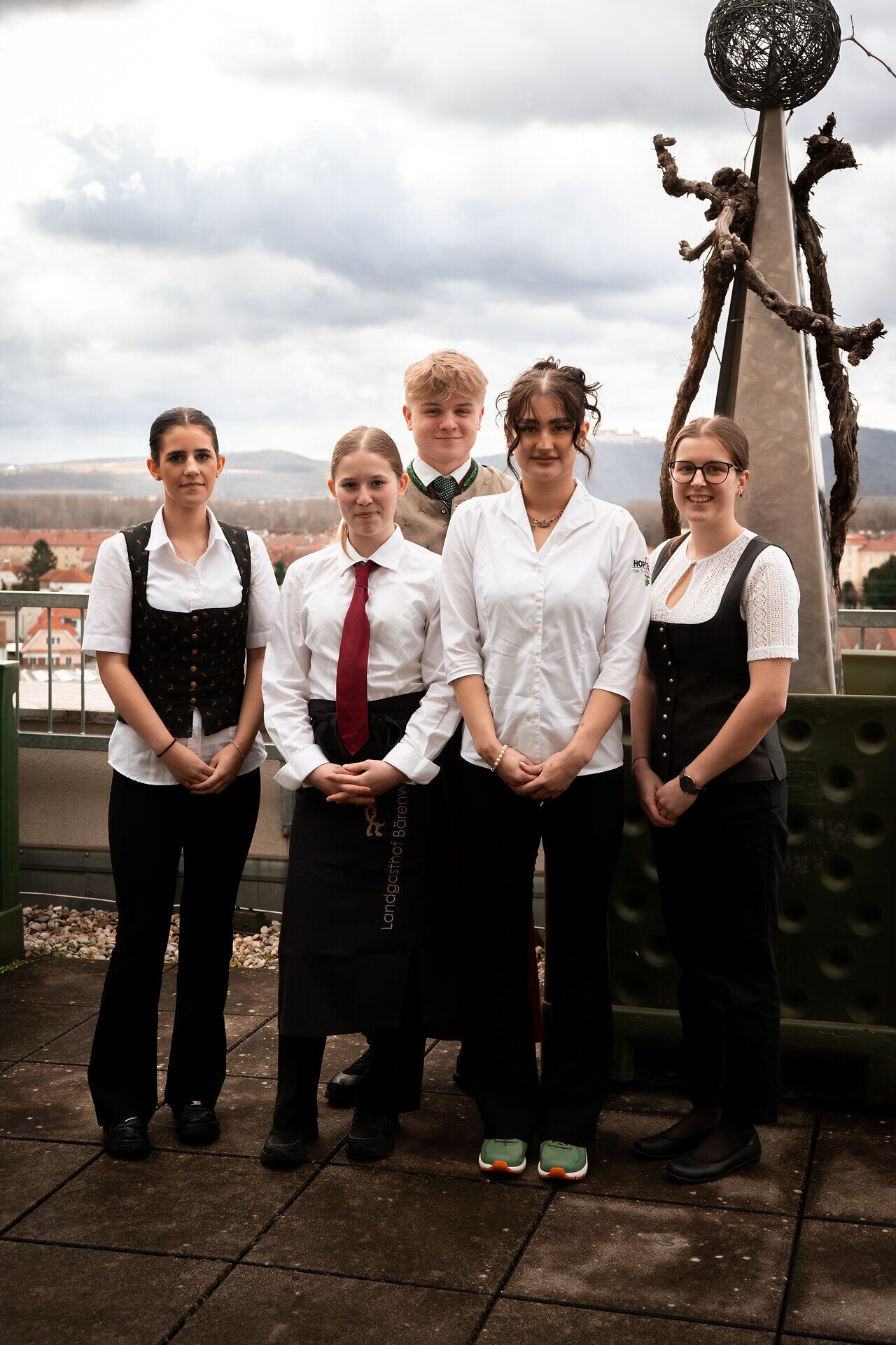 Service-Lehrlinge des "Wirtshaus Battle - Young Talents" Lehrlingswettbewerb 2026 in der HLF Krems auf einer Terrasse mit Blick über Krems