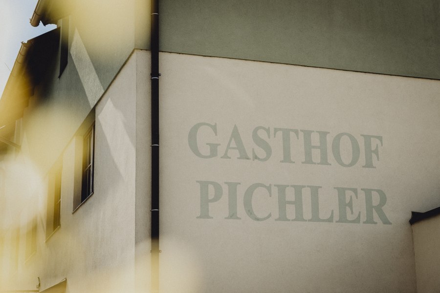 Fassade eines Geb&auml;udes mit der Aufschrift 'Gasthof Pichler'.