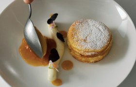 Topfenstrudel-Soufflé mit Marillenröster und Vanille Panna Cotta , © David Moser/OBSCURA