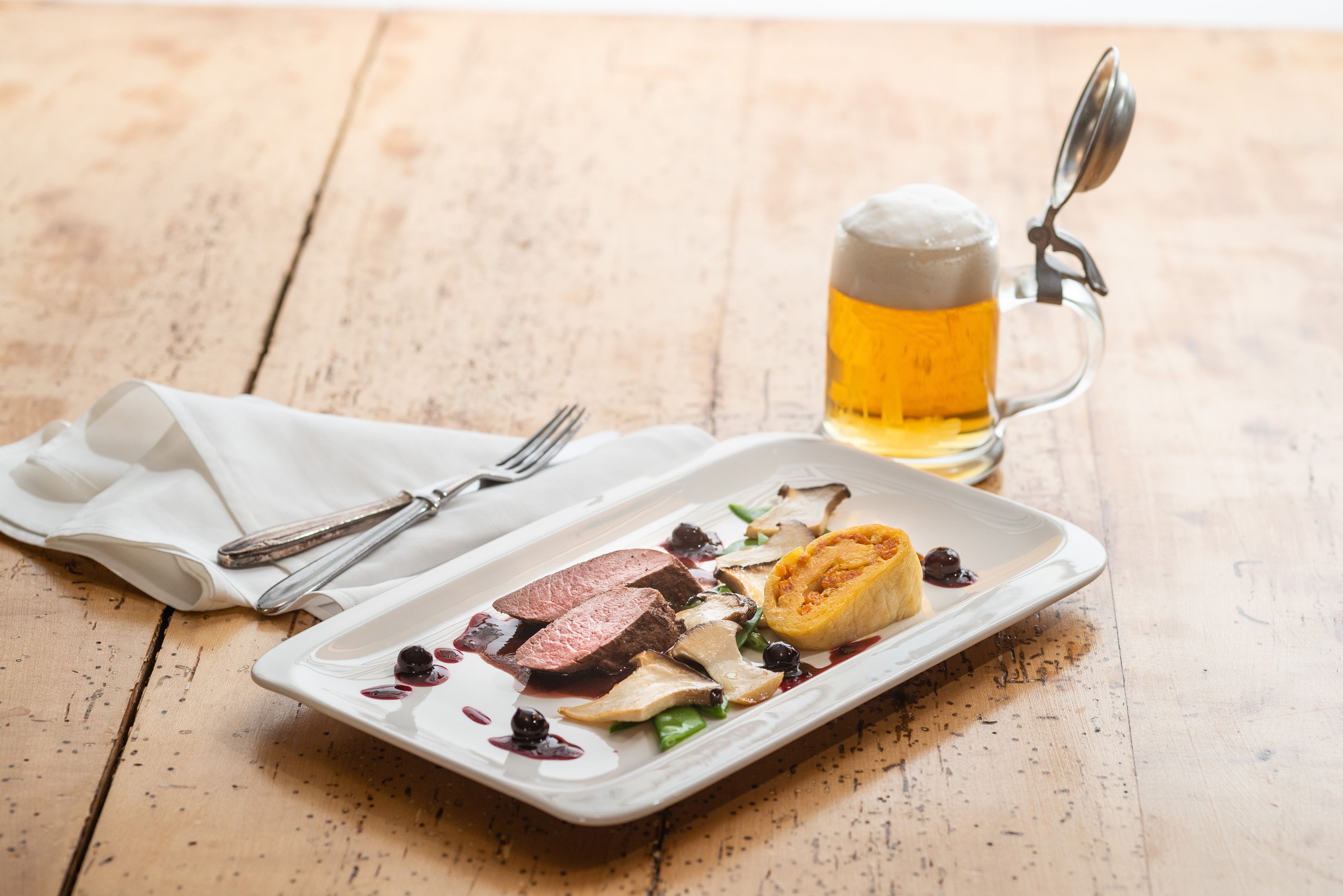 Rehrücken rosa gebraten, Erdäpfel-Kürbisroulade
