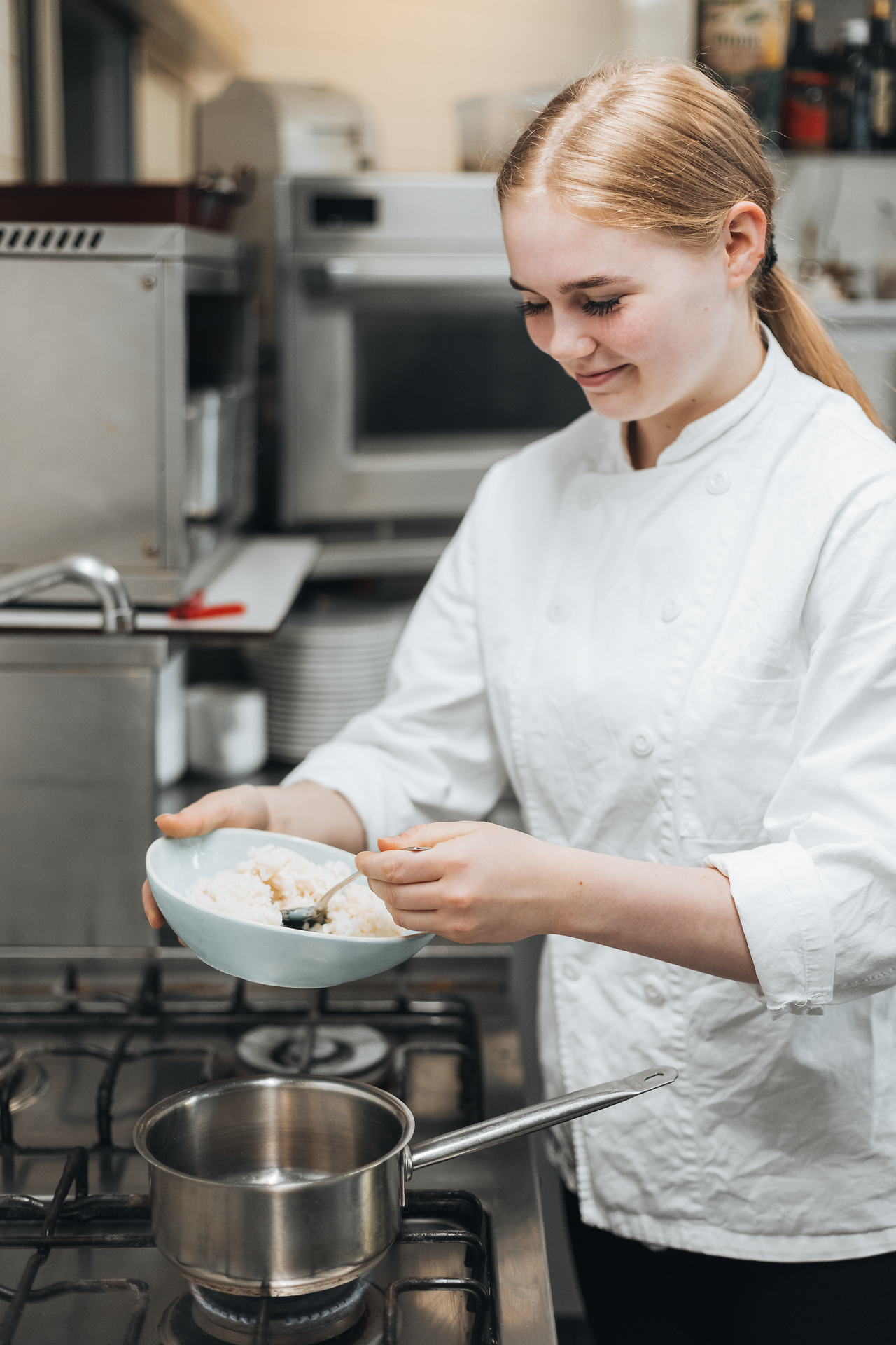 In der modernen Küche des Berndorfer Stadtwirts zaubert die junge Köchin mit Leidenschaft und Geschick köstliche Gerichte. Der Duft frischer Zutaten erfüllt den Raum und verspricht ein unvergessliches Geschmackserlebnis. Hier wird Tradition mit Kreativität vereint, um die Wirtshauskultur Niederösterreichs lebendig zu halten.