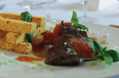 Flanksteak mit Paradeiser-Ragout, Basilikum und Safran-Polenta, © David Moser/OBSCURA